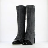 Mid-height boot in gray suede with black toe