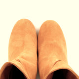 Stivaletto in camoscio color bisicotto