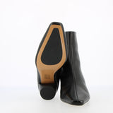 Zipped ankle boot in black leather