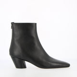 Zipped ankle boot in black leather