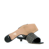 Sandalo mule bassa nera e intreccio metal