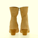 Stivaletto mezza altezza in morbido camoscio beige