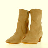 Stivaletto mezza altezza in morbido camoscio beige