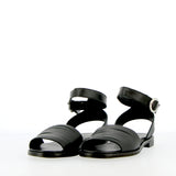 Sandalo flat in pelle nera con cinturino