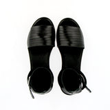 Sandalo flat in pelle nera con cinturino