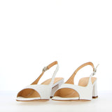 Sandalo slingback bianco con tacco medio