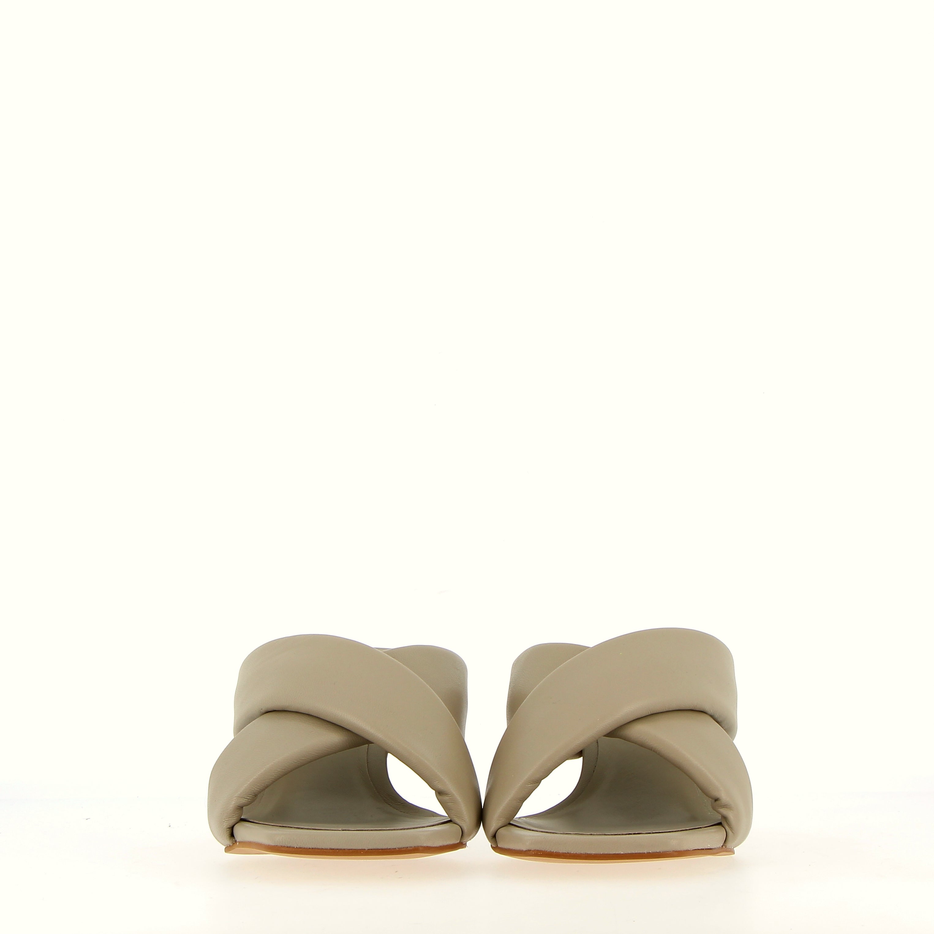 Sandalo incrociato in morbida nappa grigio chiaro tacco medio