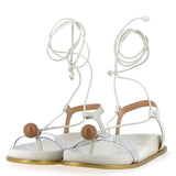 Sandalo piatto bianco con pon pon e laccio  | 38 | 39 | 41 |