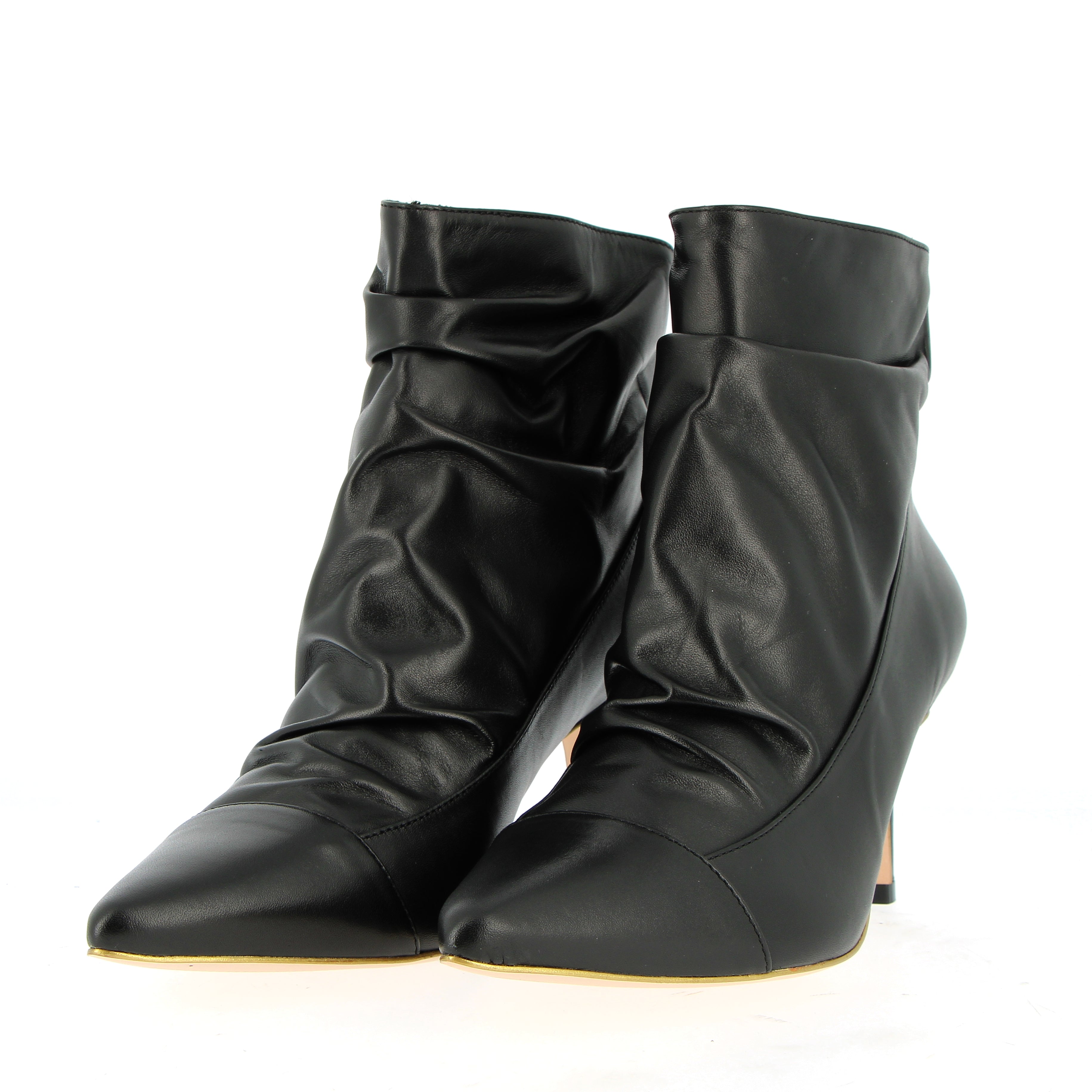 Black ankle boot in soft leather with rear zip