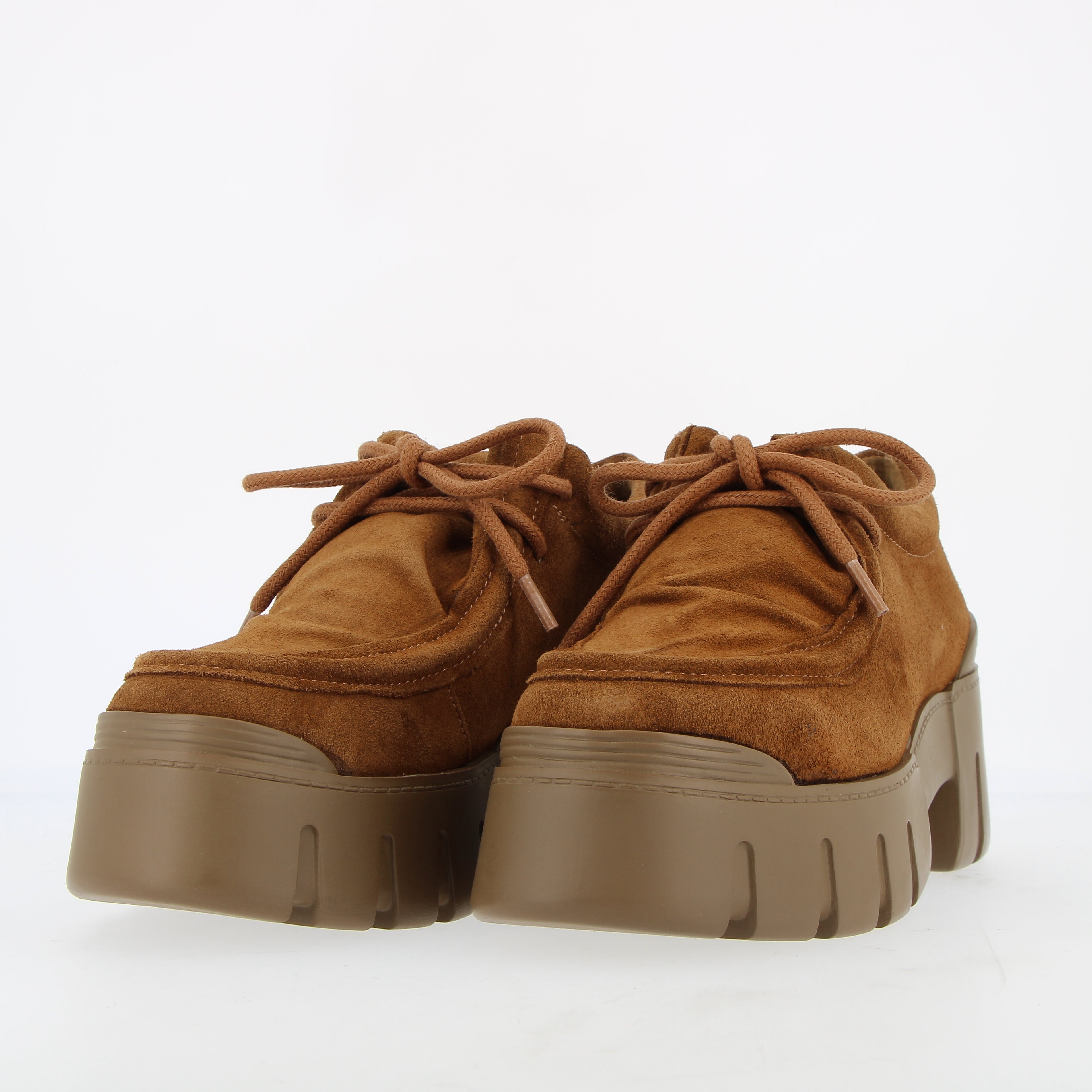 Lace-up moccasin in cognac suede with rubber sole