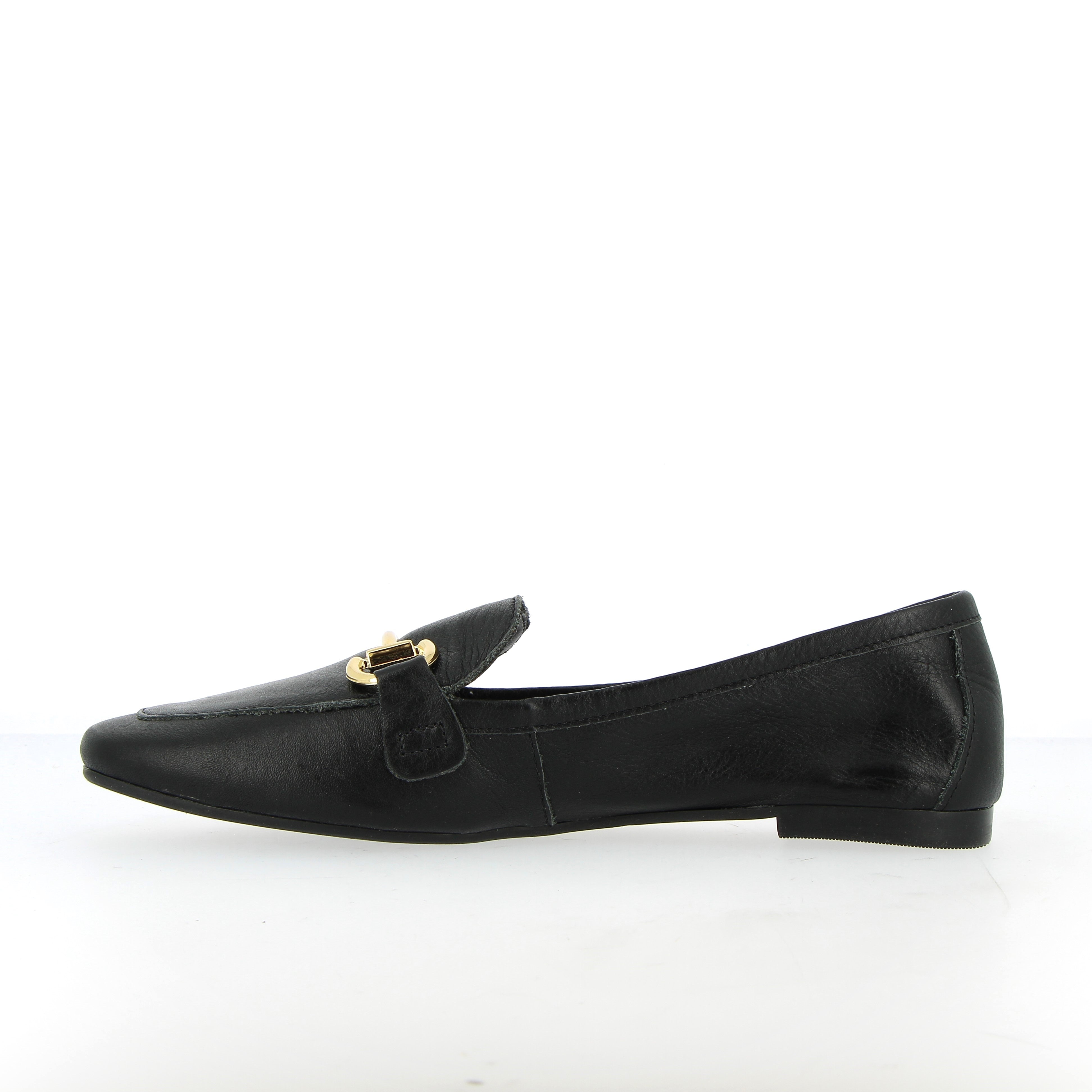Moccasin in black leather with golden buckle