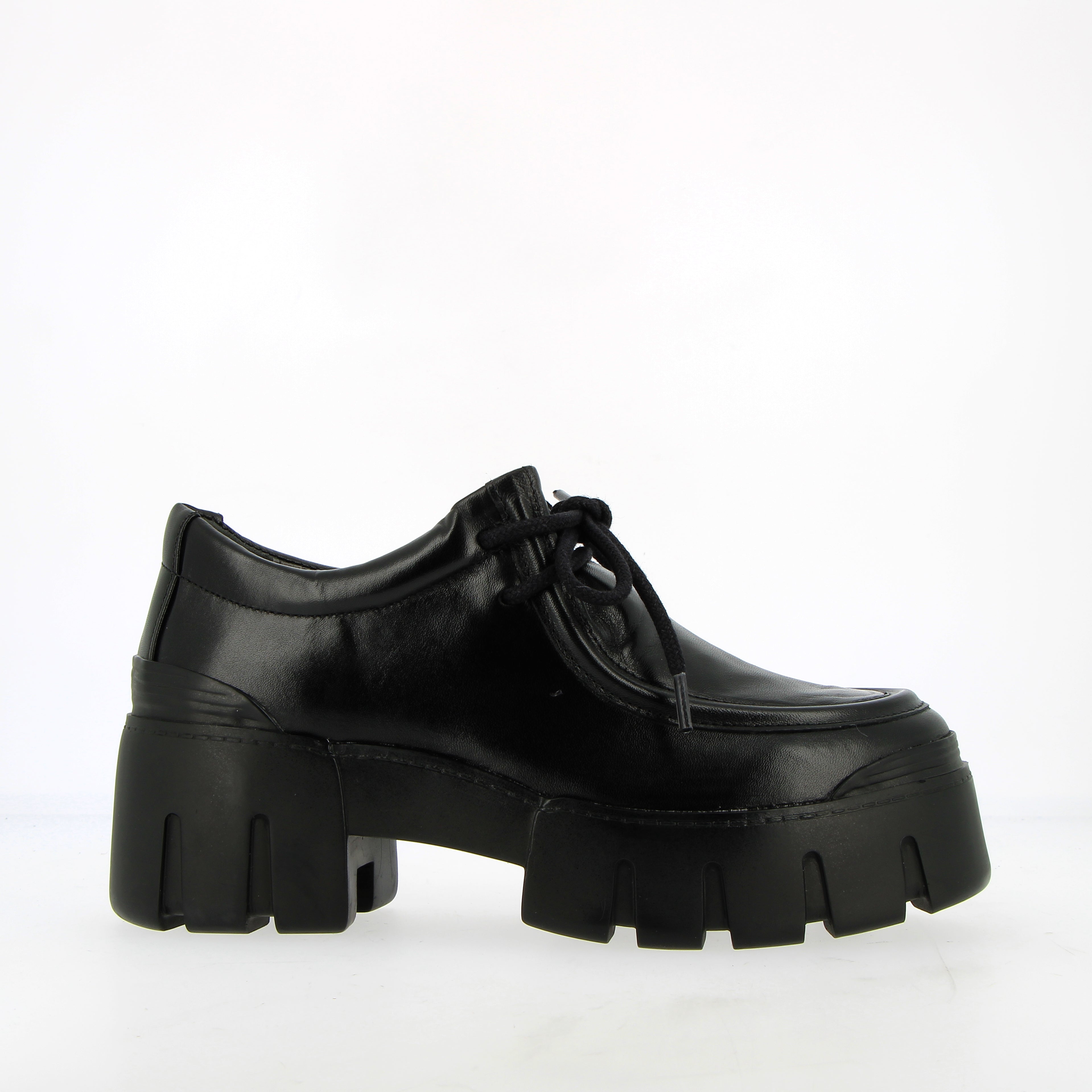 Lace-up moccasin in black leather with rubber sole