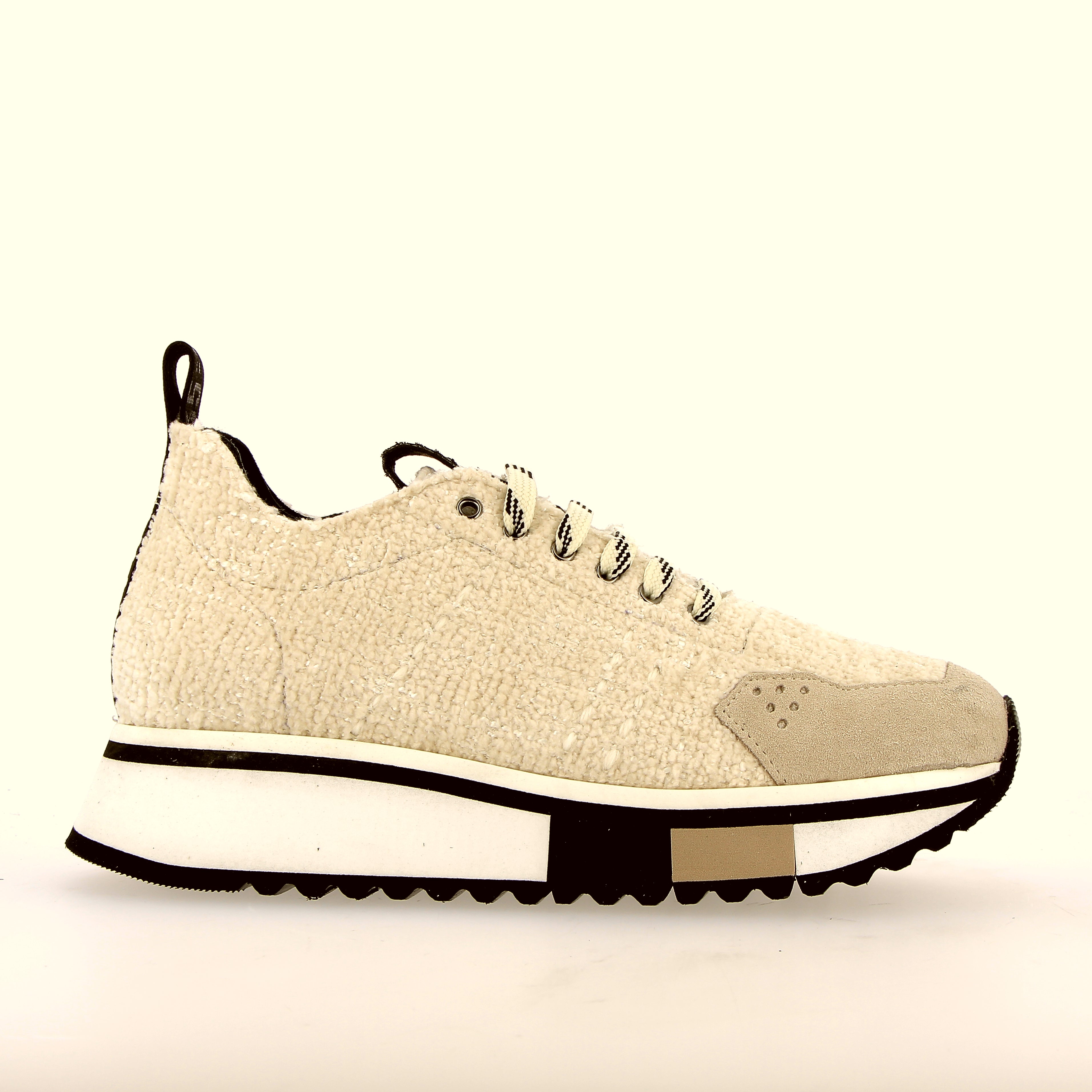Sneaker in cream velvet with leather inserts