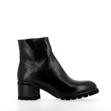 Zipped ankle boot in black leather