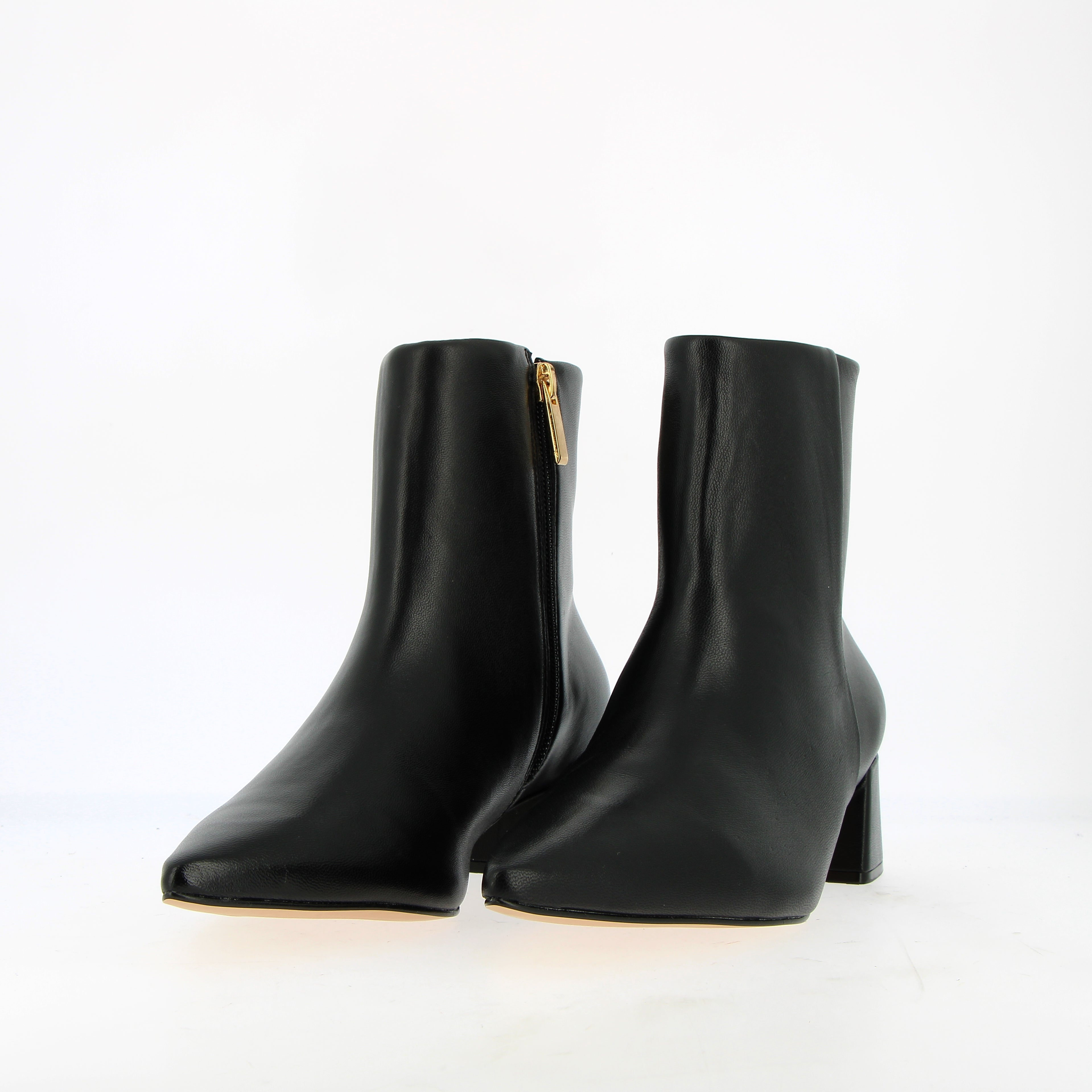 Ankle boot zipped in black leather