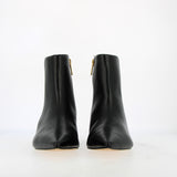 Ankle boot zipped in black leather