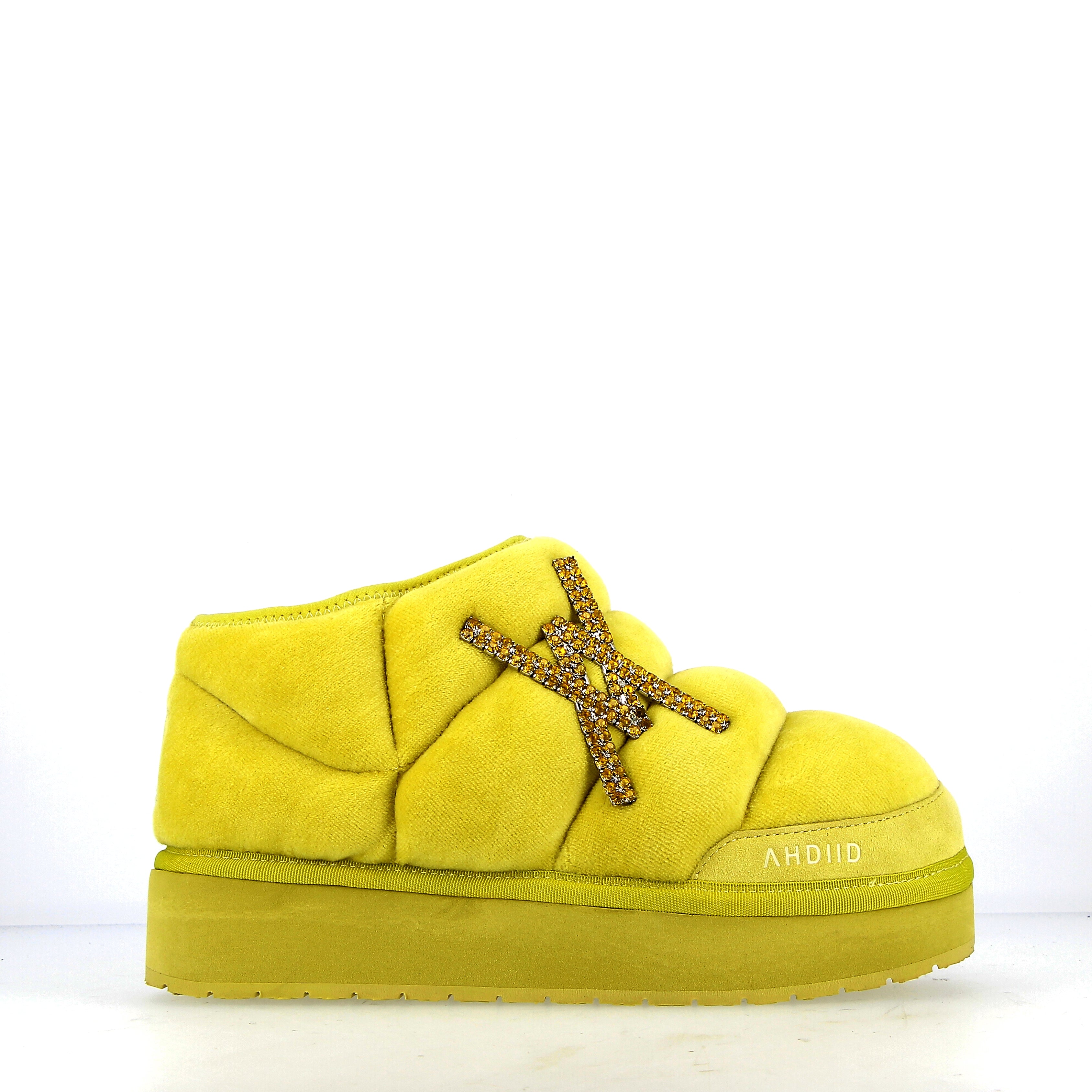 Low shoe Lime fur interior with embellishment