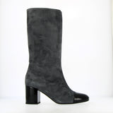 Mid-height boot in gray suede with black dot