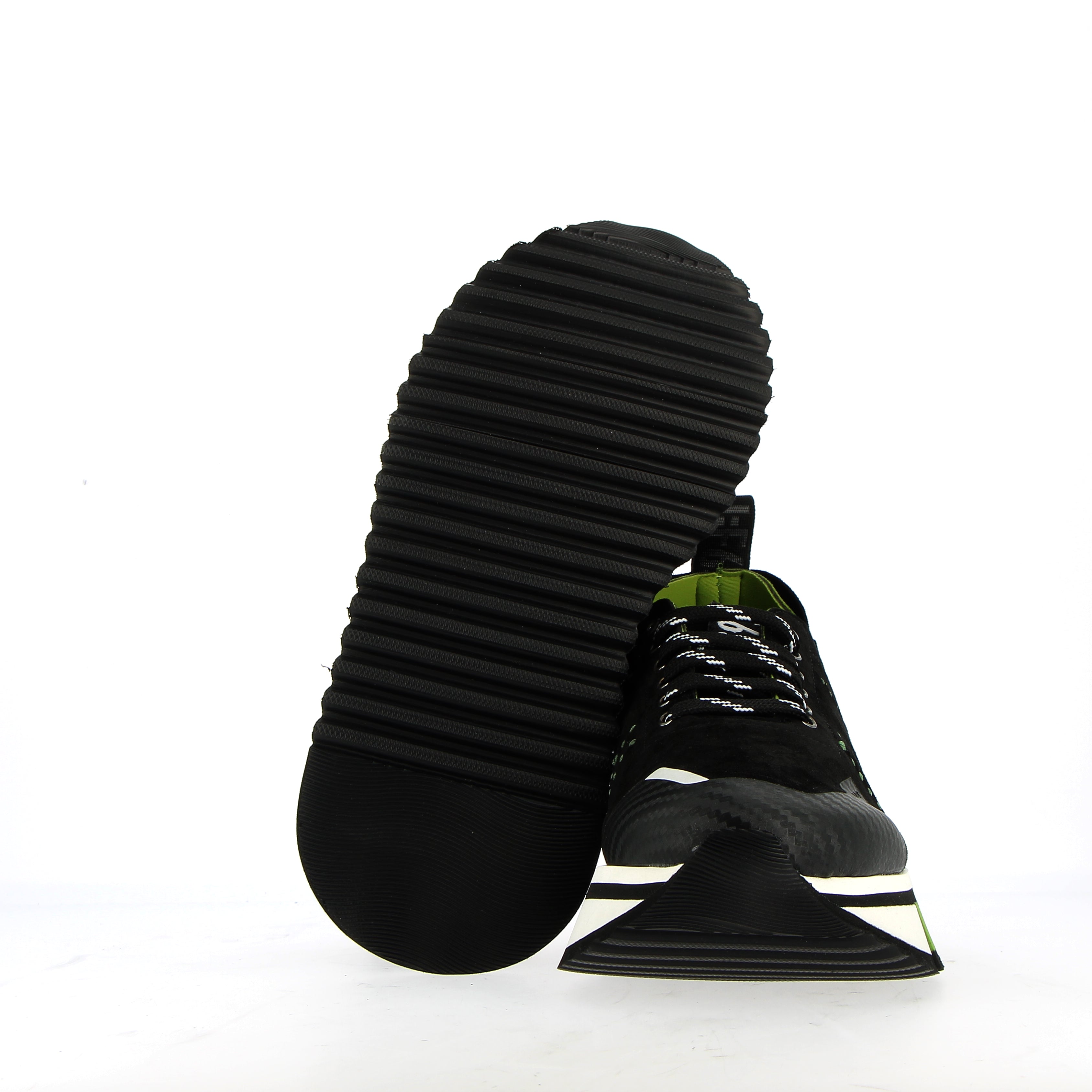 Sneaker superflex in camosico nero