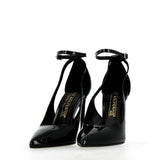 Shining black leather pump with straps