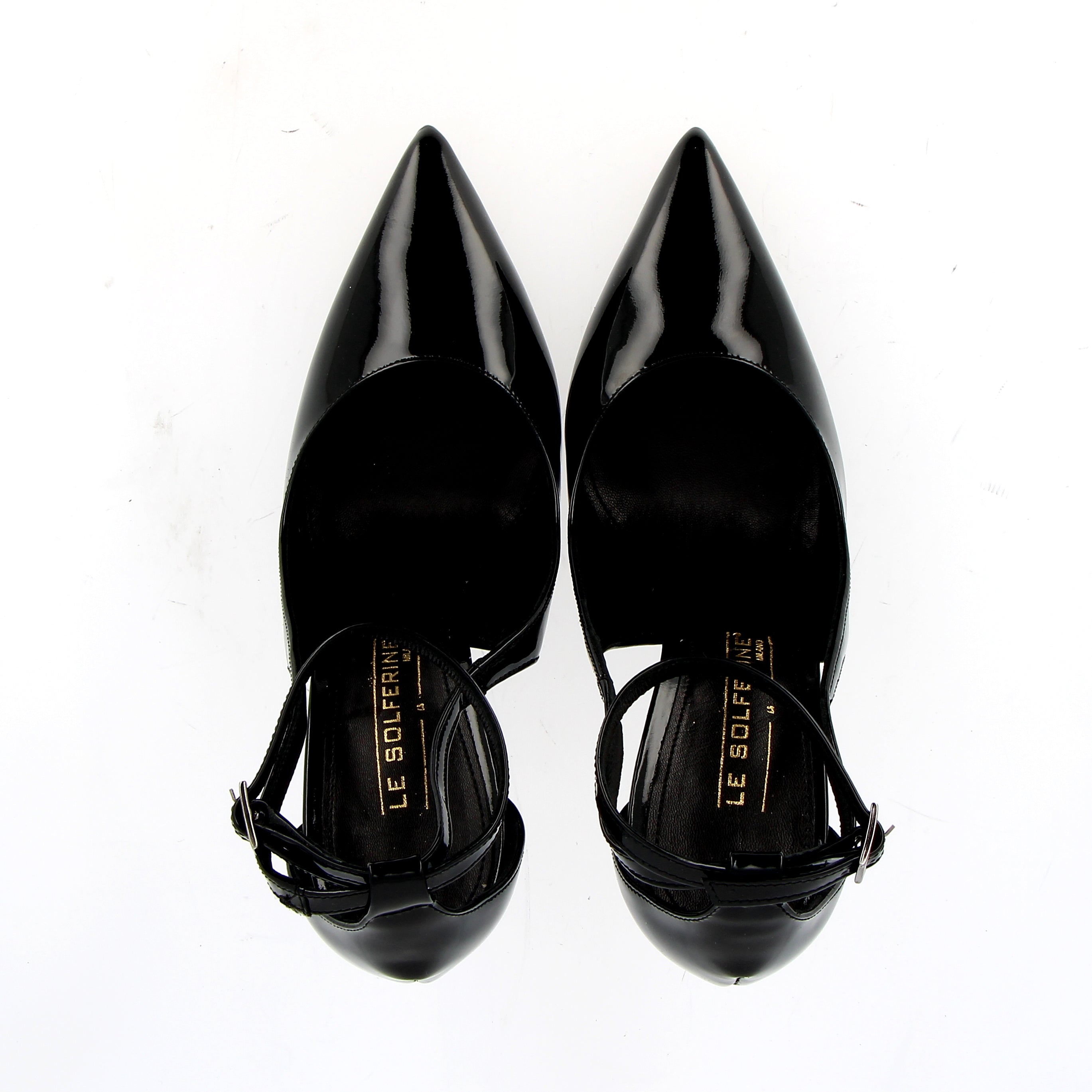 Shining black leather pump with straps