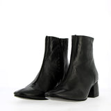 Ankle boot in soft black leather with stitching and side zip