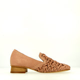 Low shoe in soft rope-colored embossed leather