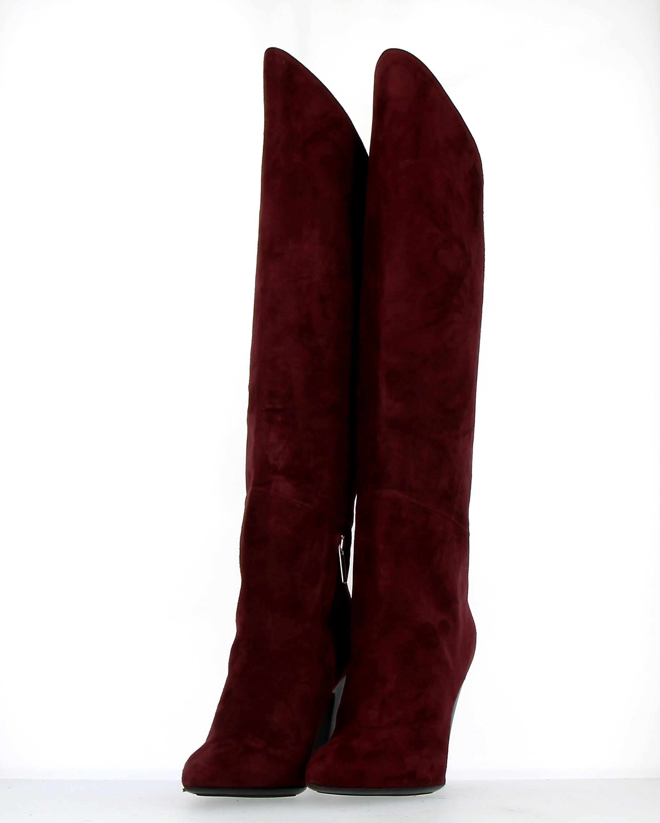 Short cuissard boot in burgundy suede with high heel