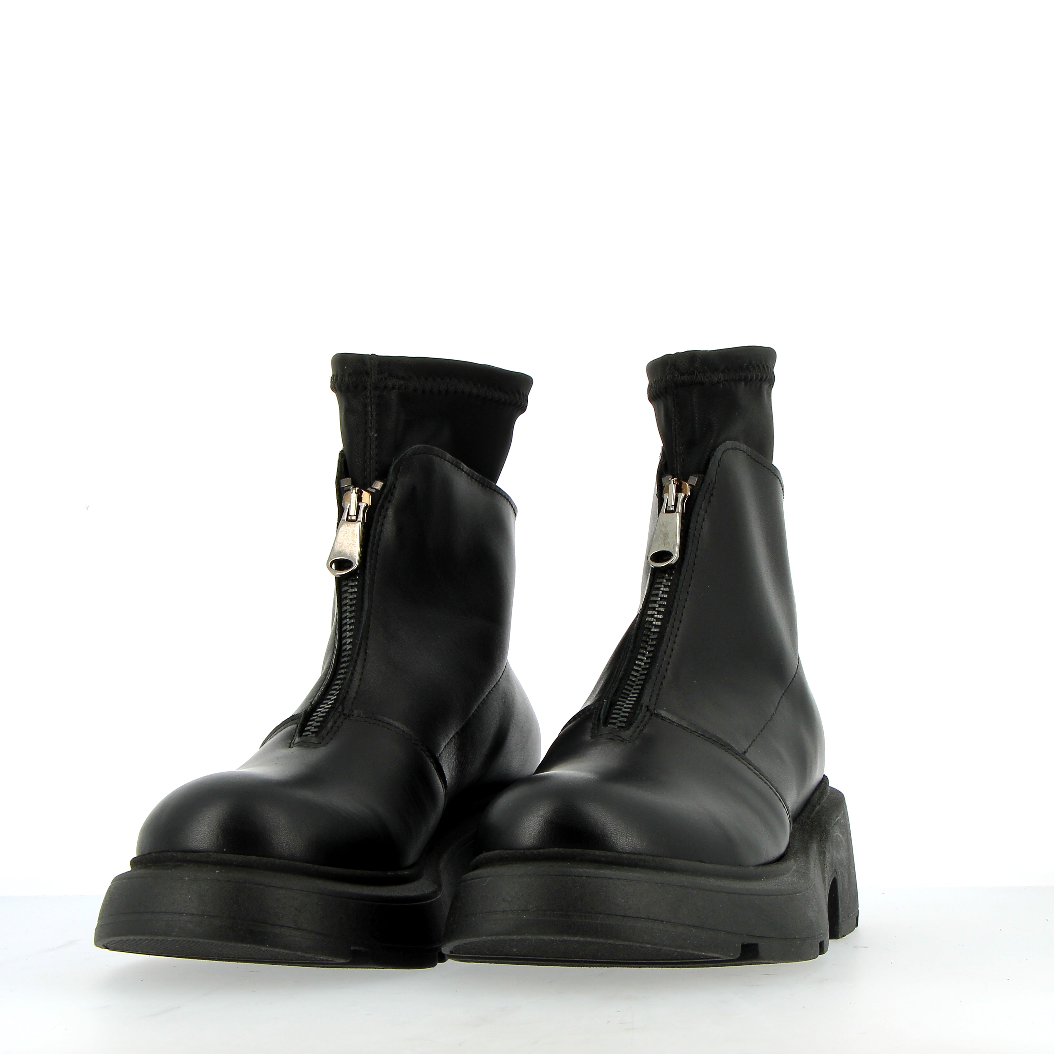 Zipped ankle boot in black leather