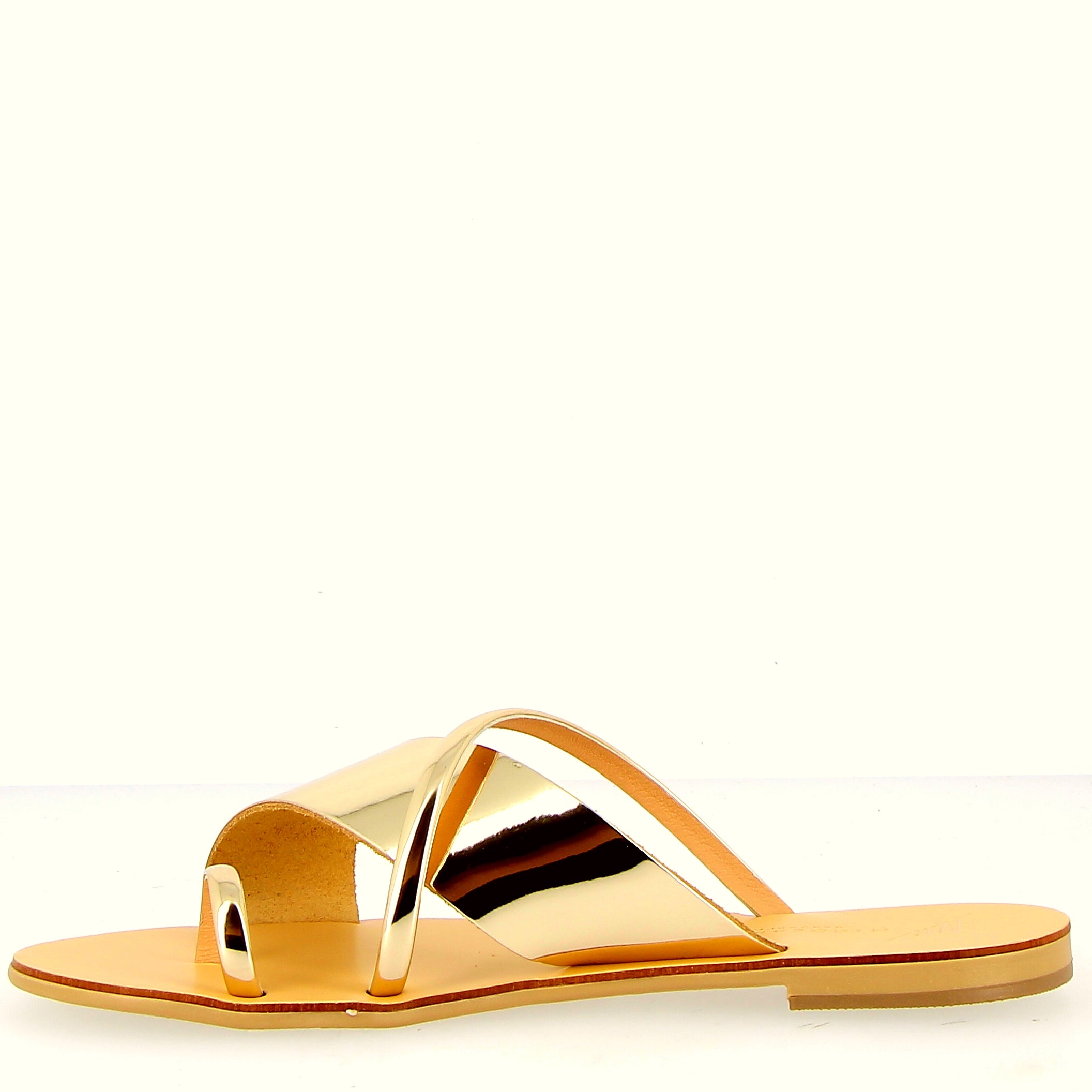 Low sandal in gold leather