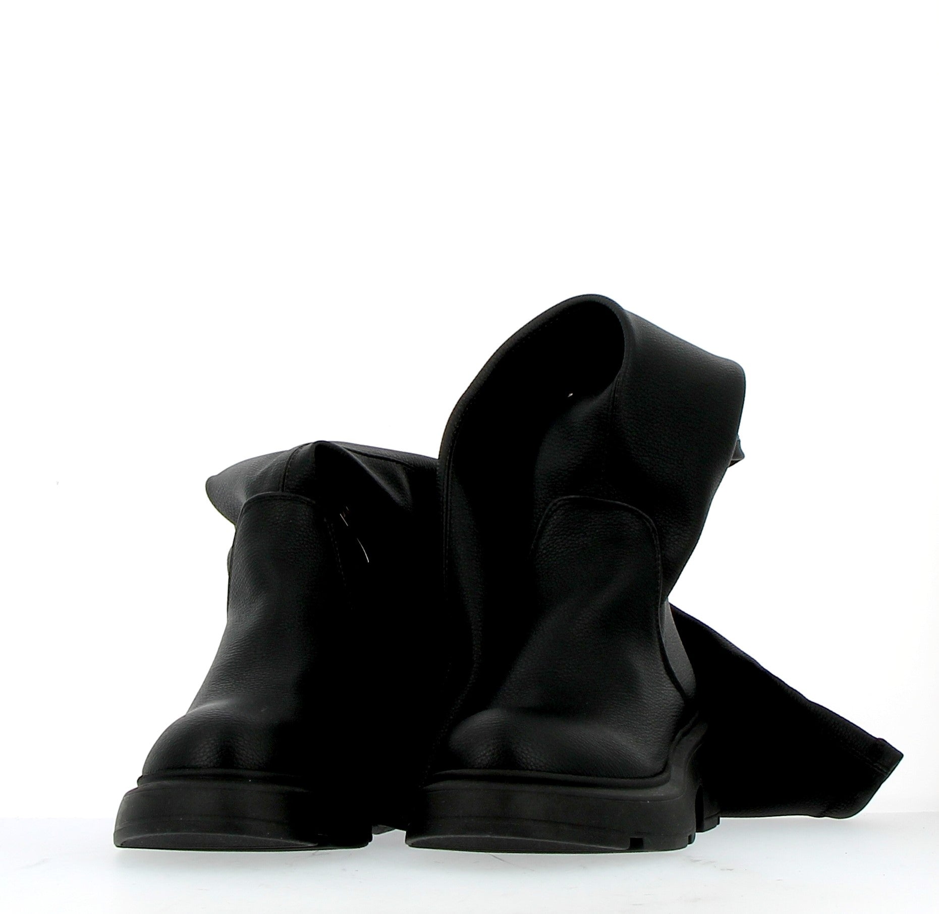 Zipped ankle boot in black leather