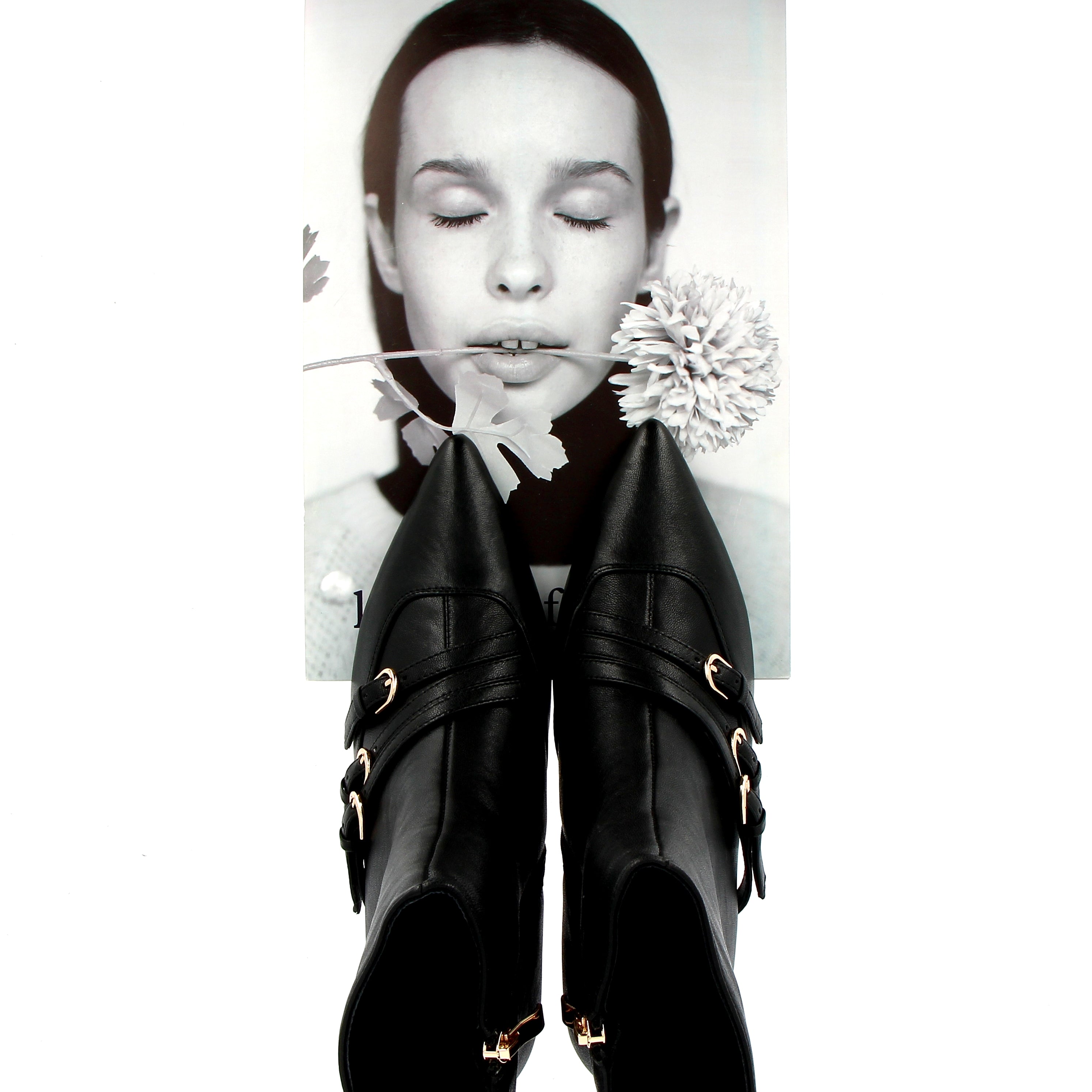 Stivaletto con fibbiette in pelle nera