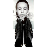 Stivaletto con fibbiette in pelle nera