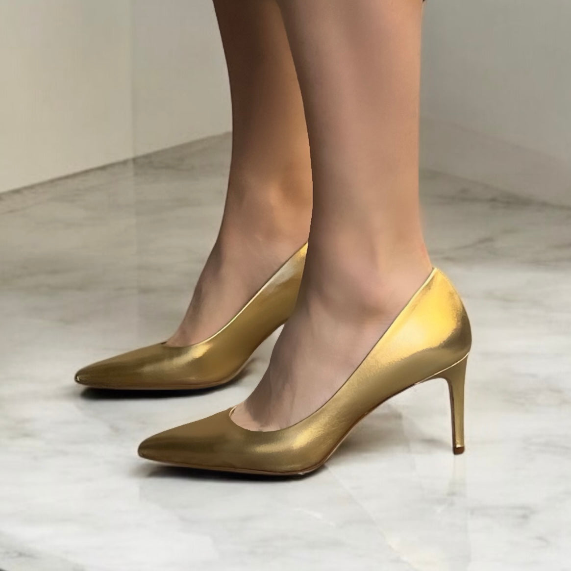 Decolleté oro in pelle laminata