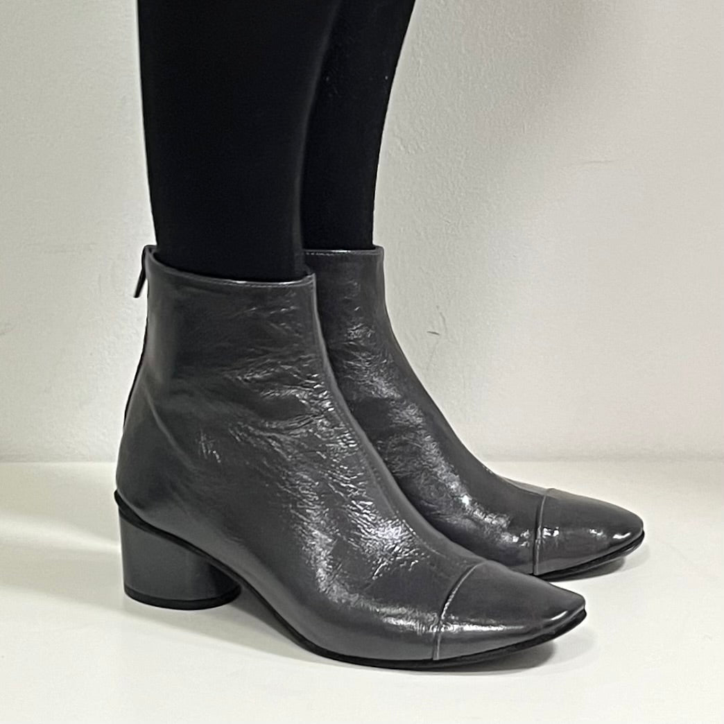 Ankle boot in soft lacquered grey leather