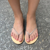 thong sandal in leather and gold