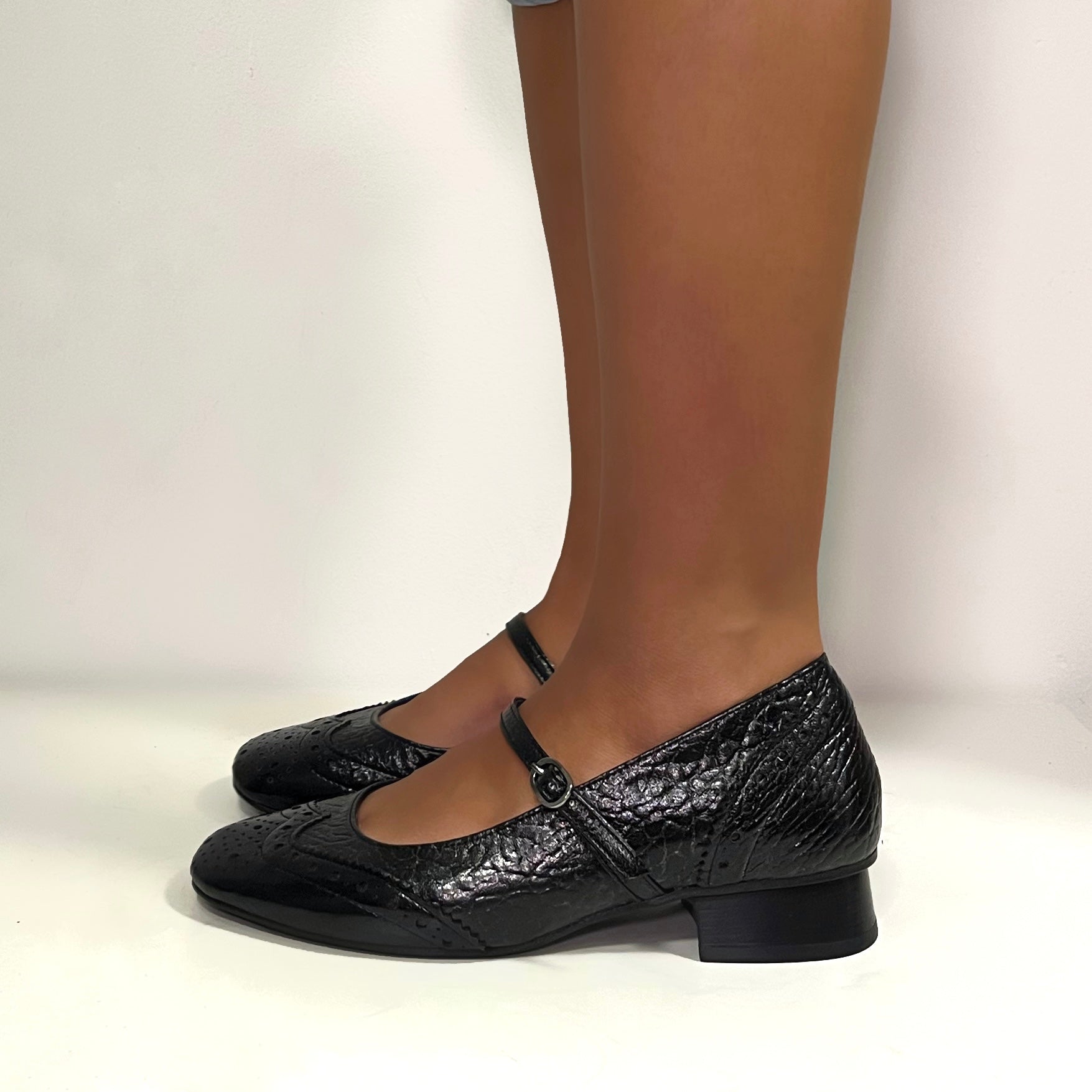 Ballerina bassa morbida in pelle vernice nera con cinturino