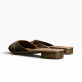 Mule a punta con tacco basso in pelle bronzo