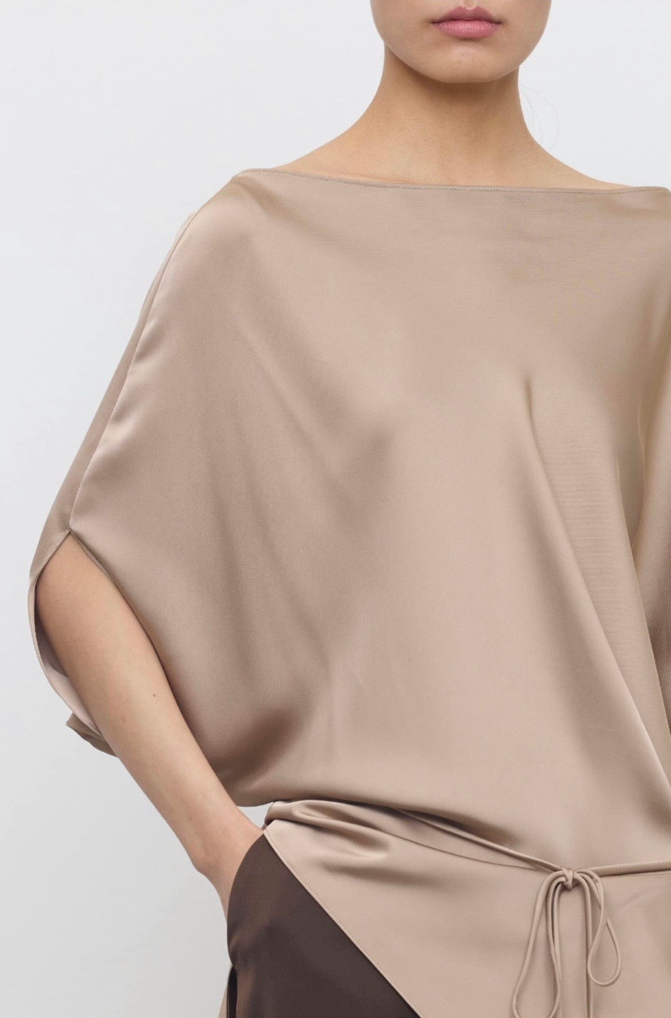 Top asimmetrico beige