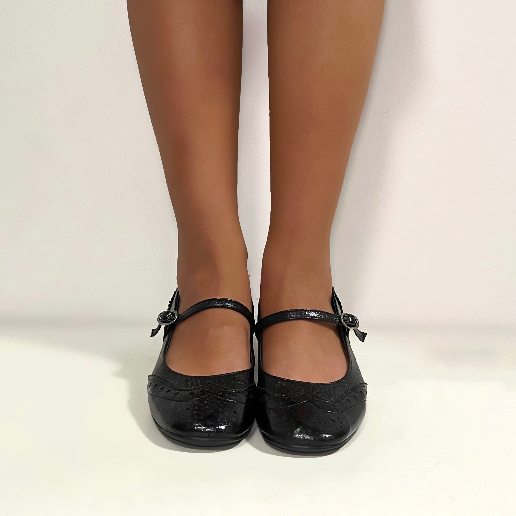 Ballerina bassa morbida in pelle vernice nera con cinturino