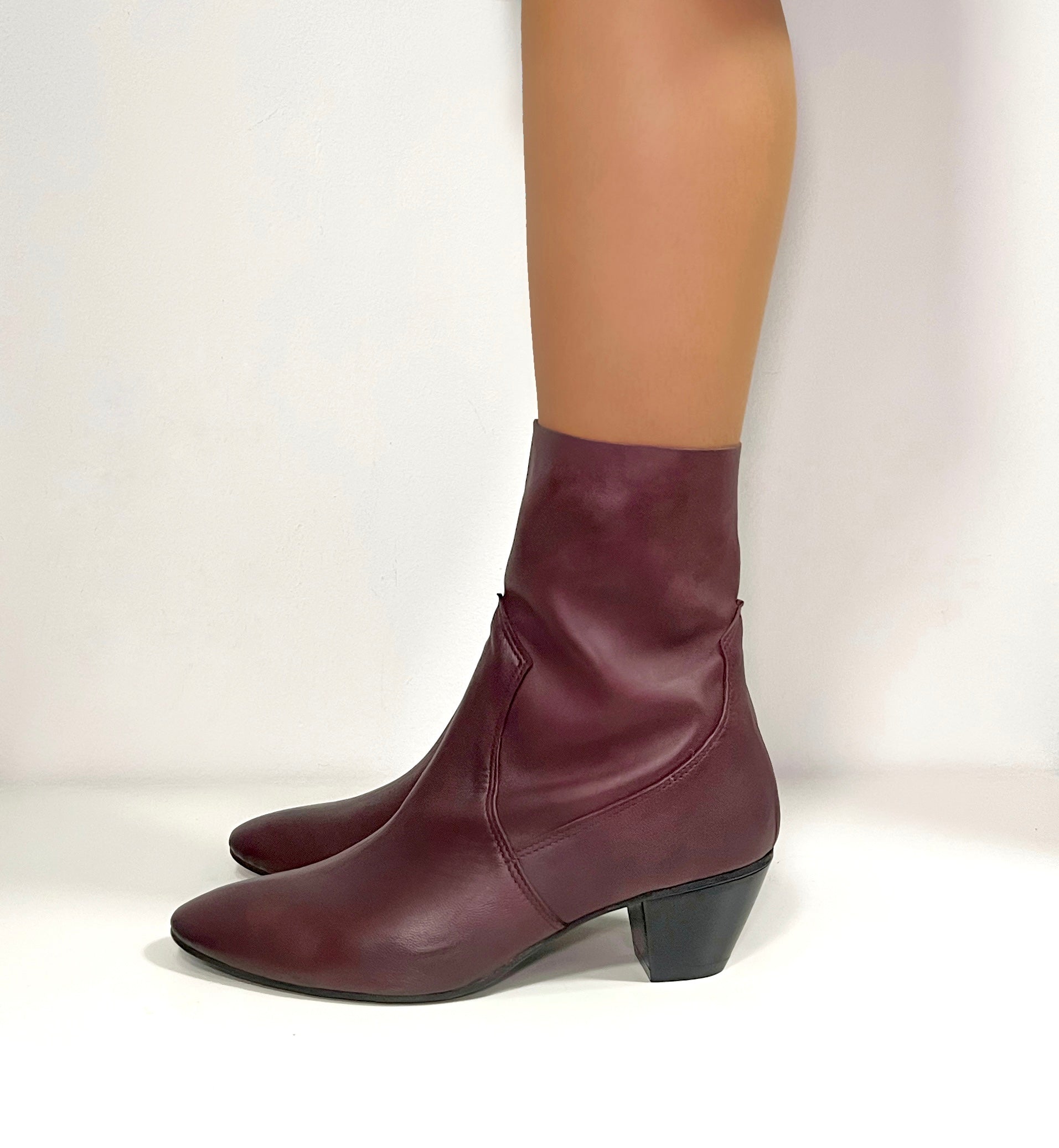 Zipped ankle boot in soft burgundy nappa leather