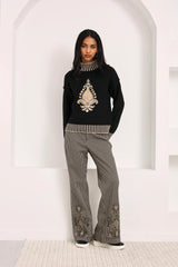 Maglione nero con motivo paisley ricamato