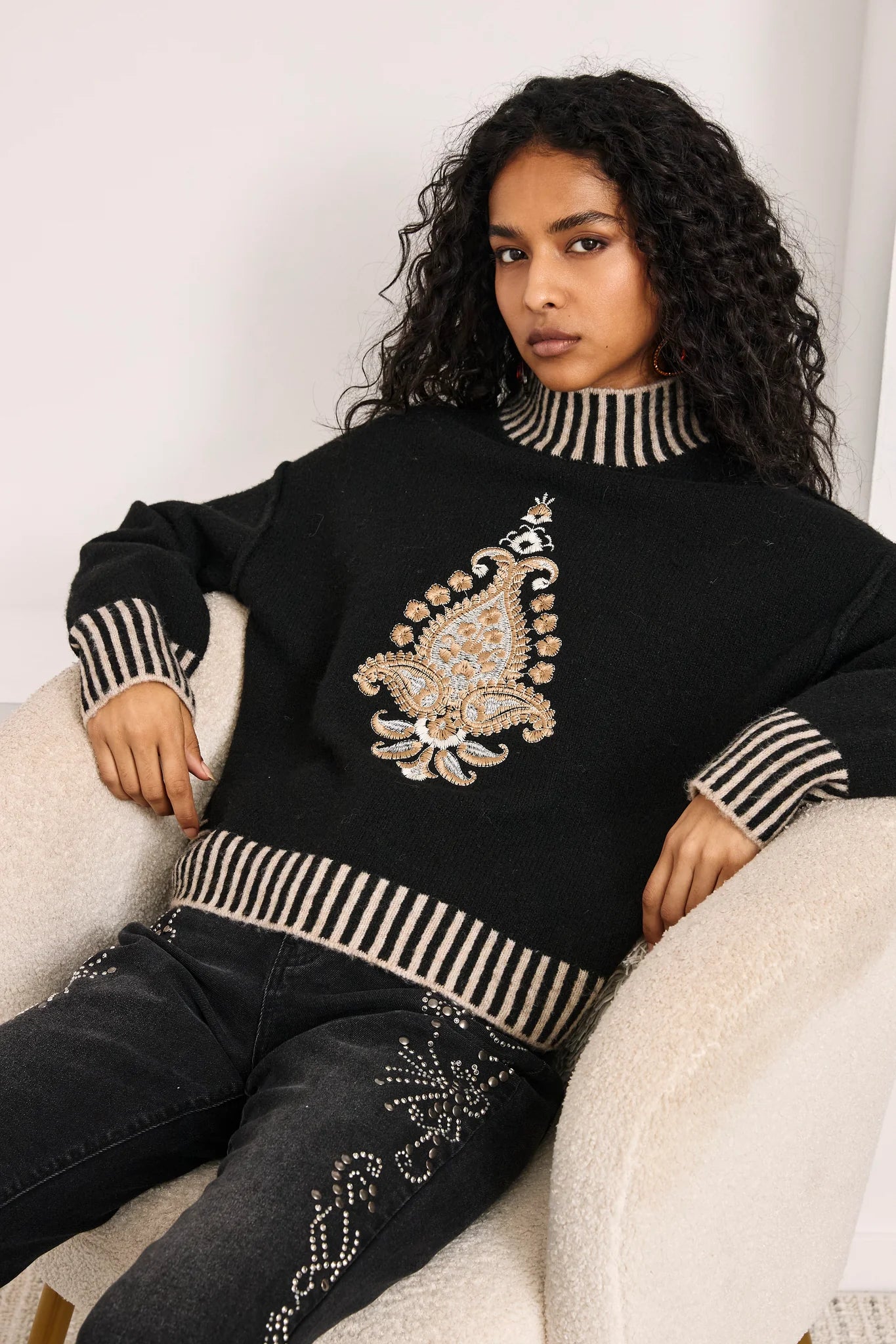 Maglione nero con motivo paisley ricamato