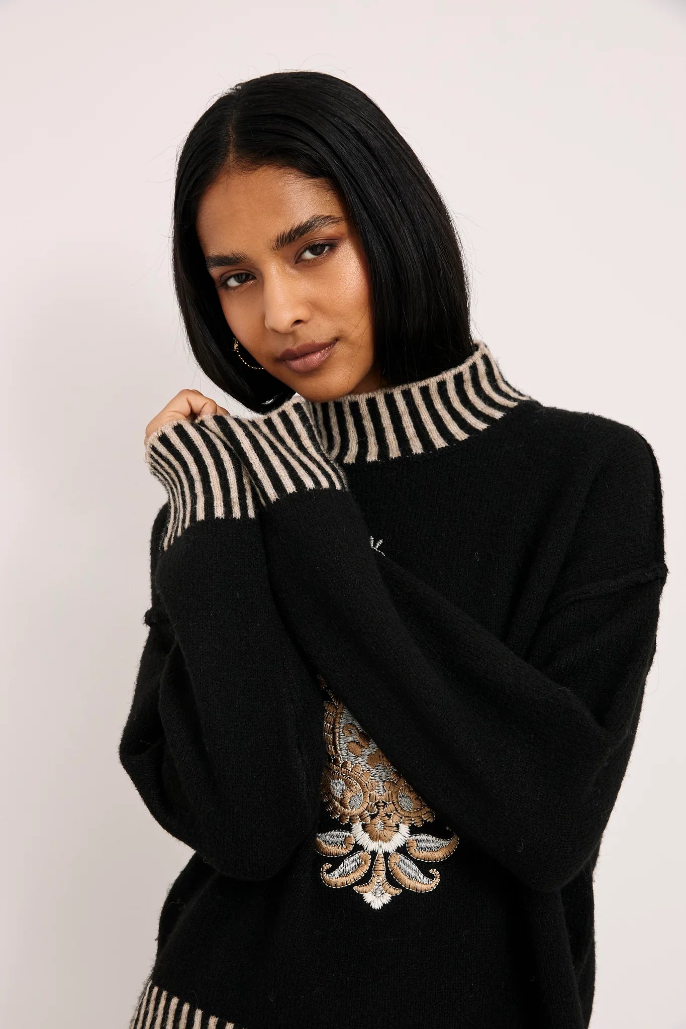 Maglione nero con motivo paisley ricamato
