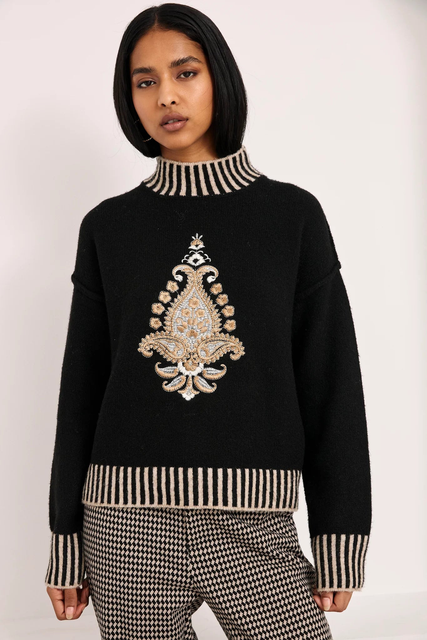 Maglione nero con motivo paisley ricamato