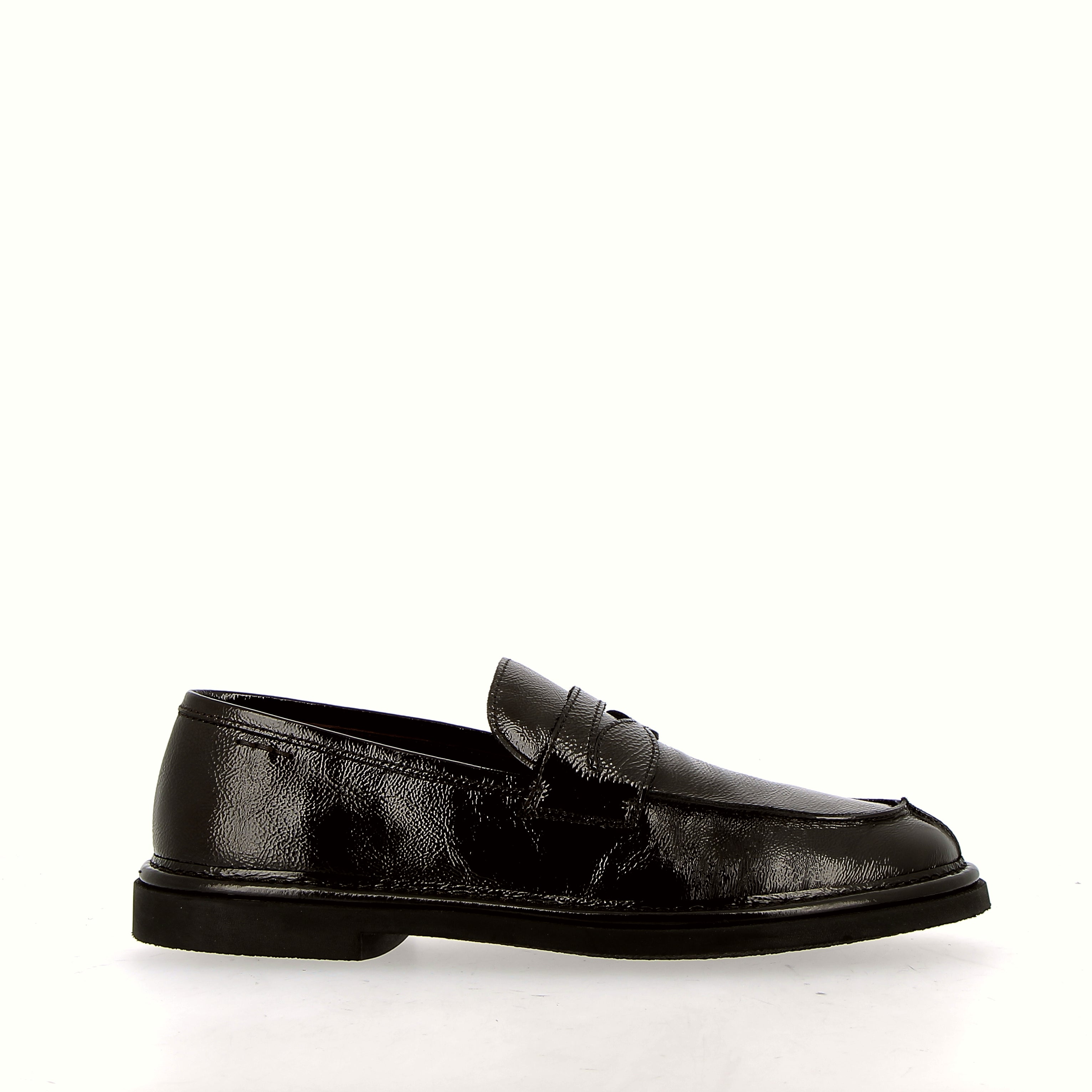 Dark chocolate-colored moccasin in supersoft nappa leather.