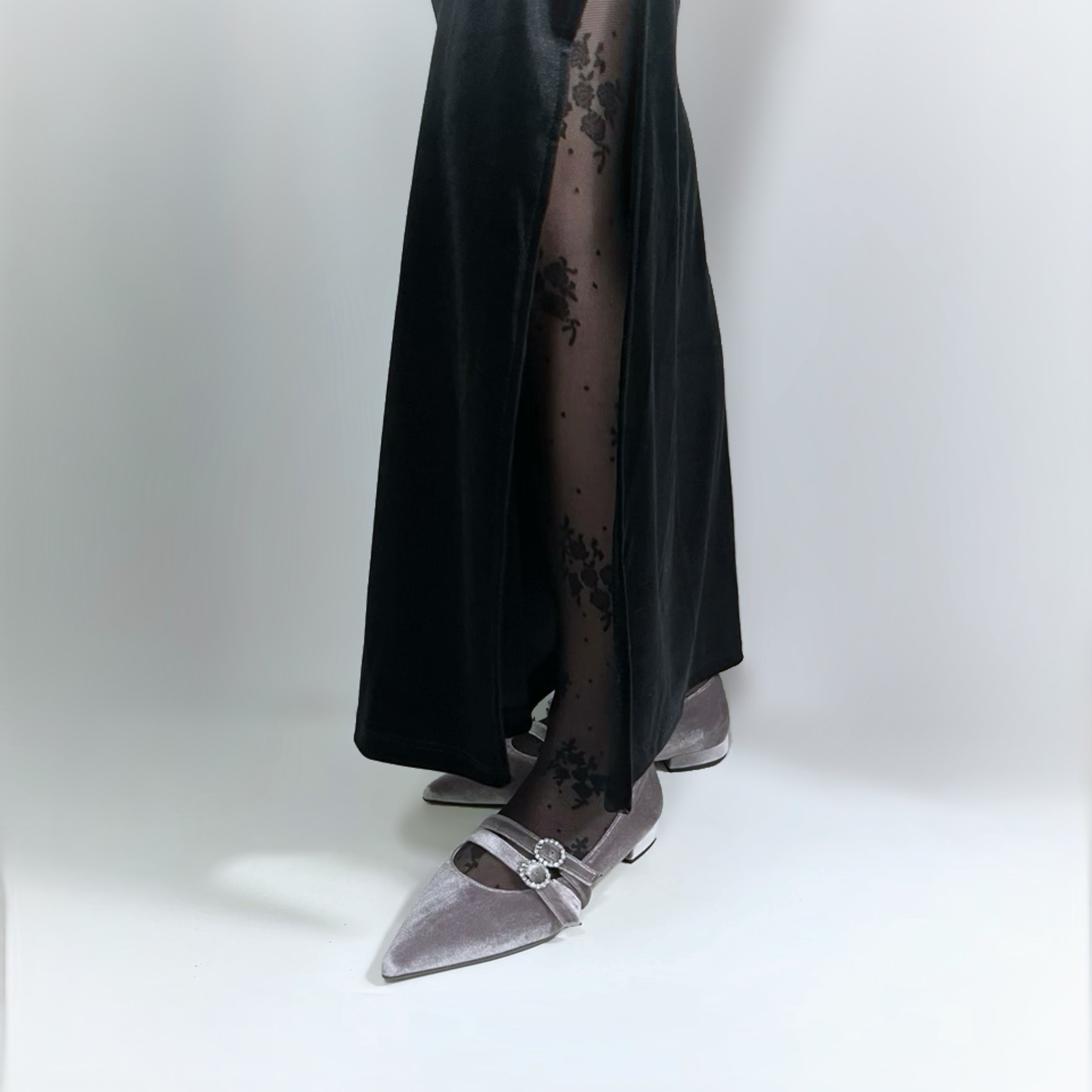 Ballerina in velluto grigio con cinturini preziosi