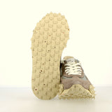 Sneaker grigio beige in camoscio e nylon con suola light