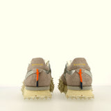 Sneaker grigio beige in camoscio e nylon con suola light