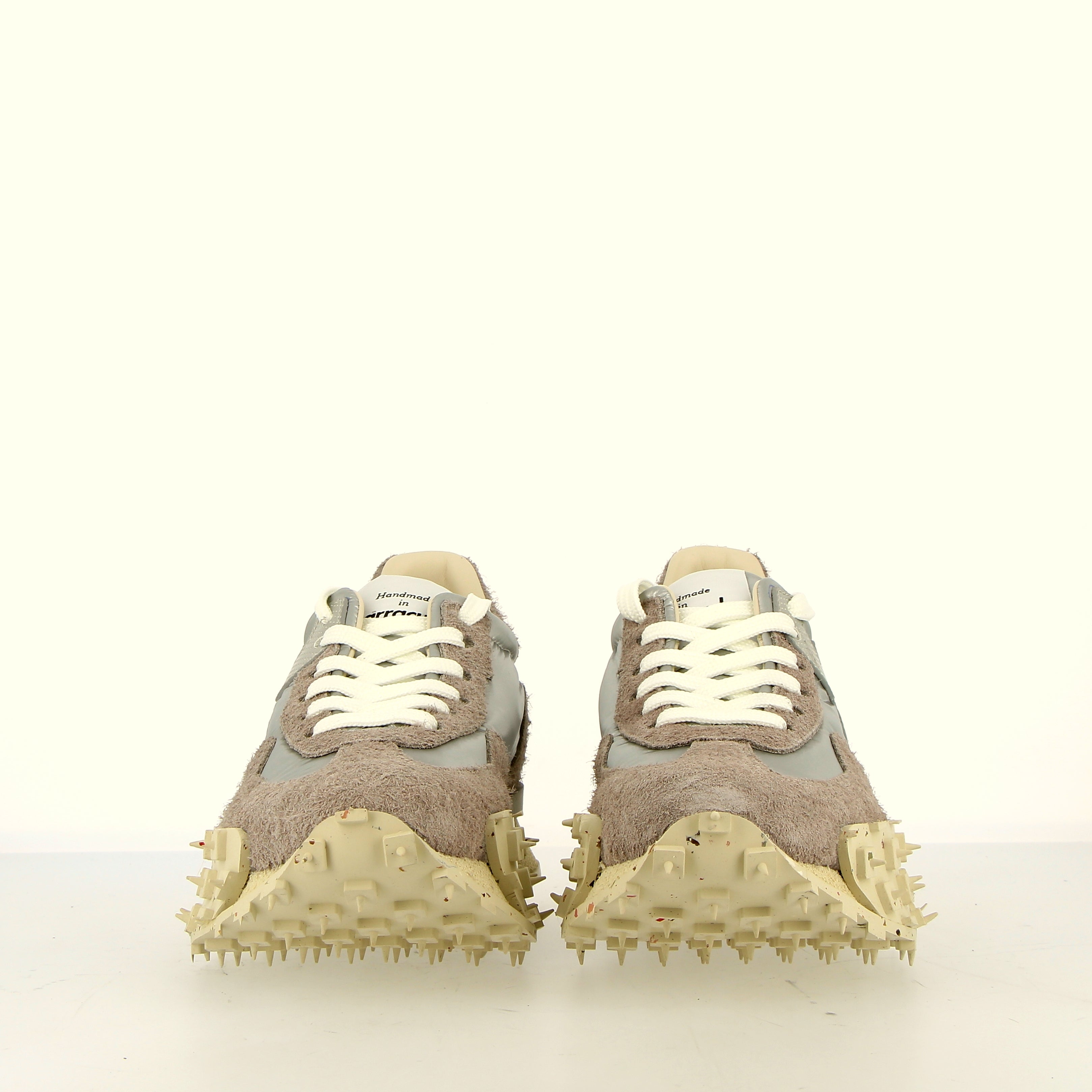 Sneaker grigio beige in camoscio e nylon con suola light